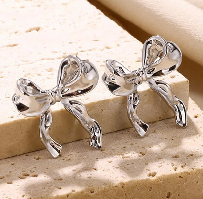 BOW EARRINGS ‎